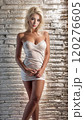 ポーズを決めるドレスを着た女性モデル 120276605