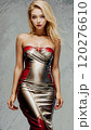 ドレスの女性モデル 120276610
