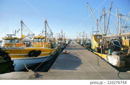 漁港の風景 120276748