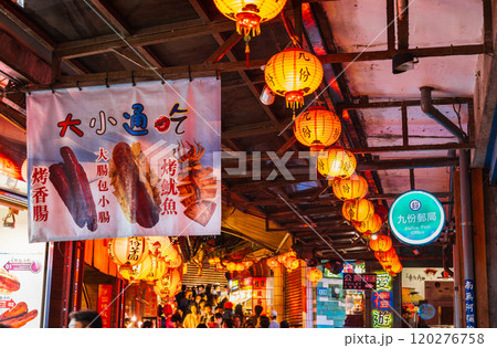 台湾　夜の九份メインストリート 120276758