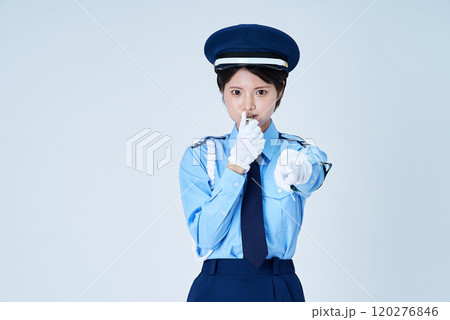 笛を鳴らしながら指さしをする女性警備員 120276846