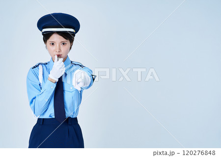 笛を鳴らしながら指さしをする女性警備員 笛を鳴らしながら指さしをする女性警備員 120276848