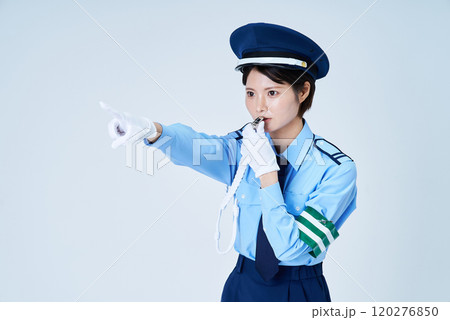 笛を鳴らしながら指さしをする女性警備員 笛を鳴らしながら指さしをする女性警備員 120276850