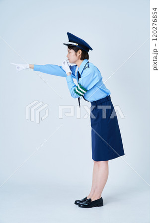 笛を鳴らしながら指さしをする女性警備員 笛を鳴らしながら指さしをする女性警備員 120276854