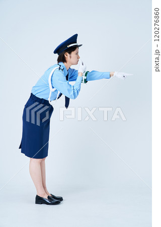 笛を鳴らしながら指さしをする女性警備員 笛を鳴らしながら指さしをする女性警備員 120276860