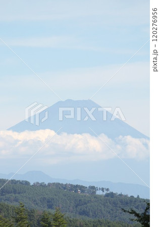 緑深い甲州の八ヶ岳山麓、清里高原から雲海に浮かぶ真夏の富士山を見る 緑深い甲州の八ヶ岳山麓、清里高原から雲海に浮かぶ真夏の富士山を見る 120276956