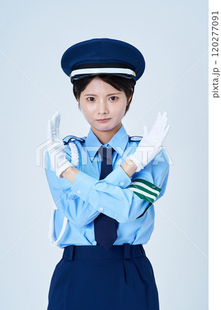 制止するポーズをする女性警備員 120277091