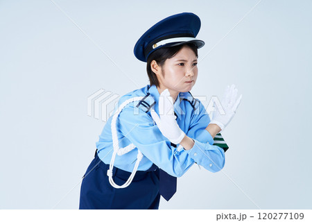 制止するポーズをする女性警備員 120277109