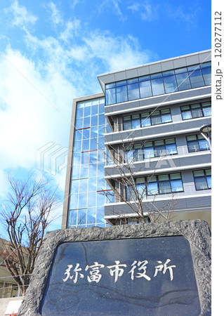愛知県弥富市、弥富市役所の風景 120277112