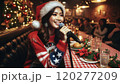 クリスマスにカフェで歌うエキゾチック美女 120277209