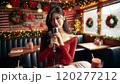 クリスマスにカフェで歌うエキゾチック美女 120277212