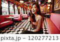 新年にレストランで歌うエキゾチック美女 120277213