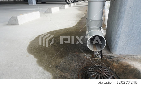 配管から排水された雨水がコンクリートに流れ出す 120277249
