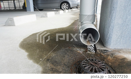 配管から排水された雨水がコンクリートに流れ出す 配管から排水された雨水がコンクリートに流れ出す 120277250