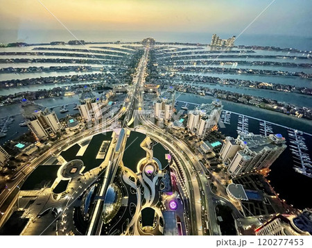 【ドバイ】ザ・ビュー・アット・ザ・パームからの壮大な夜景 120277453