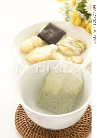 あられとおかきと日本茶 120277694