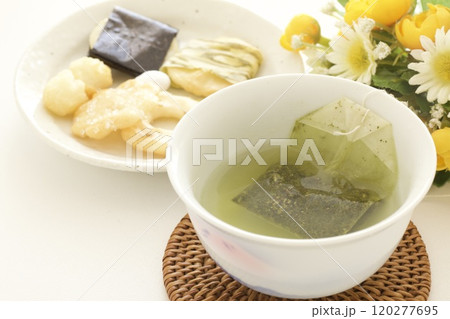 あられとおかきと日本茶 120277695