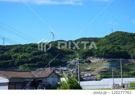 風力発電が見える町 120277762