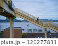 海が見える歩道橋 120277831