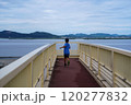 海が見える歩道橋 120277832