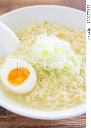 半熟玉子と葱をのせた美味しい塩ラーメン 半熟玉子と葱をのせた美味しい塩ラーメン 120277858