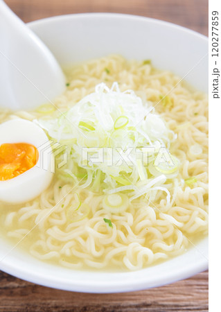 半熟玉子と葱をのせた美味しい塩ラーメン 120277859
