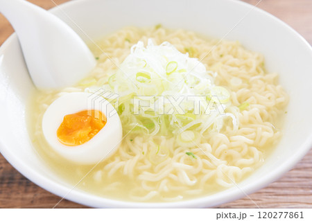 半熟玉子と葱をのせた美味しい塩ラーメン 半熟玉子と葱をのせた美味しい塩ラーメン 120277861