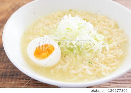 美味しい半熟玉子とネギをのせた塩ラーメン 120277863