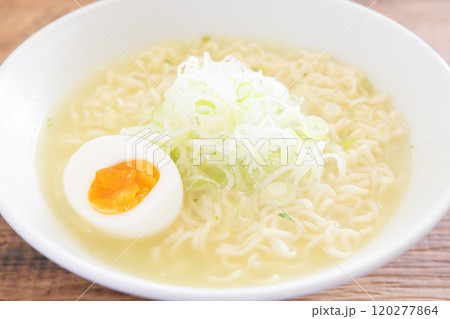 美味しい半熟玉子とネギをのせた塩ラーメン 120277864