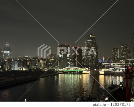 東京スカイツリーをバックにした勝どき橋 東京スカイツリーをバックにした勝どき橋 120278175
