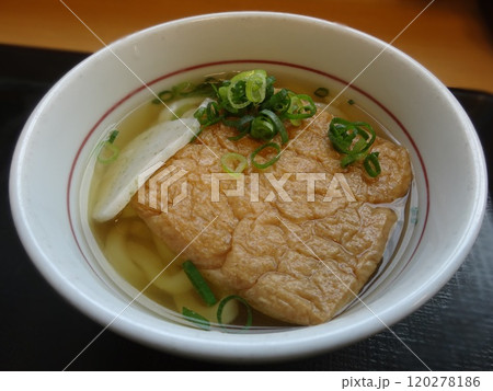 チェーン店で食べるセットメニューの「きつねうどん」 チェーン店で食べるセットメニューの「きつねうどん」 120278186