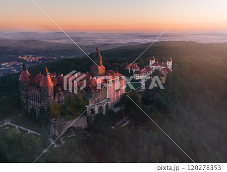 夕焼けに染まる海外のお城 120278353