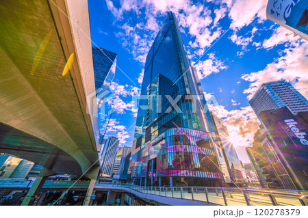 日本の東京都市景観 朝日を浴びる…渋谷サクラステージなどを望む。新時代に希望の光＝11月9日 120278379