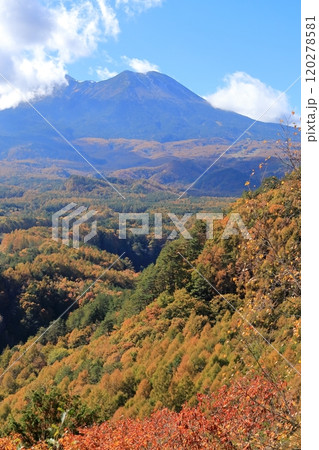 （長野県）秋の九蔵峠から望む御嶽山 120278581