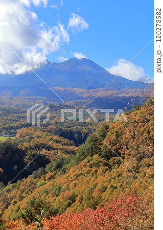 （長野県）秋の九蔵峠から望む御嶽山 120278582