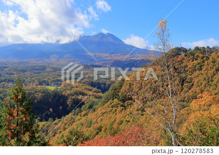 （長野県）秋の九蔵峠から望む御嶽山 120278583