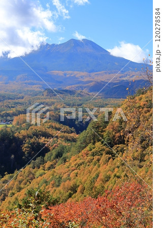 (長野県)秋の九蔵峠から望む御嶽山 (長野県)秋の九蔵峠から望む御嶽山 120278584