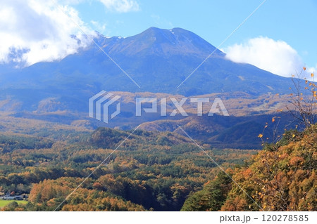 （長野県）秋の九蔵峠から望む御嶽山 120278585