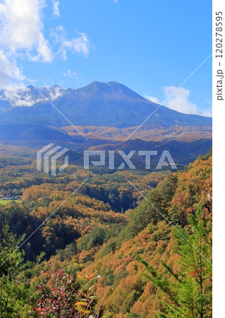 (長野県)秋の九蔵峠から望む御嶽山 (長野県)秋の九蔵峠から望む御嶽山 120278595