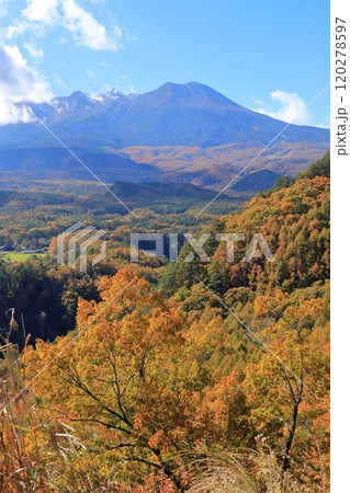 （長野県）秋の九蔵峠から望む御嶽山 120278597