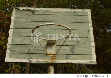 A battered basketball hoop without a net...の写真素材 [120278701] - PIXTA