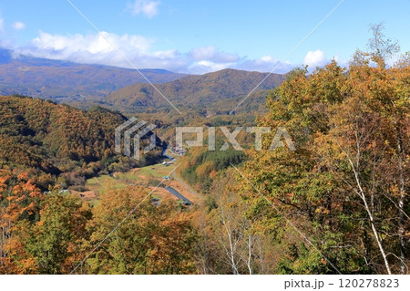 《長野県》木曽町 地蔵峠からの開田高原 《長野県》木曽町 地蔵峠からの開田高原 120278823