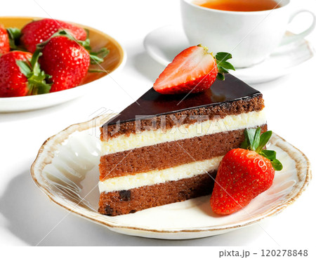 苺を乗せたチョコレートケーキと紅茶のティータイムテーブル　白背景 120278848