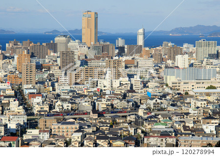 峰山から見た高松市内とJR高徳線 120278994