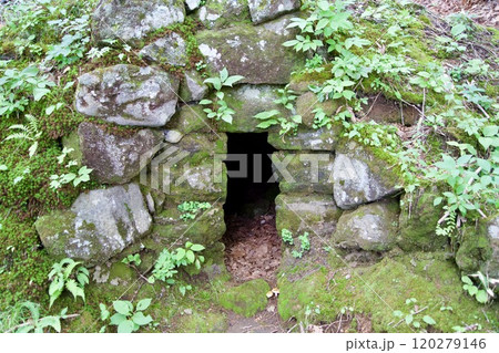 石で積み上げられた洞穴の入り口 石で積み上げられた洞穴の入り口 120279146