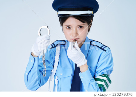 警備員の制服を着て手錠を持つ女性 120279376