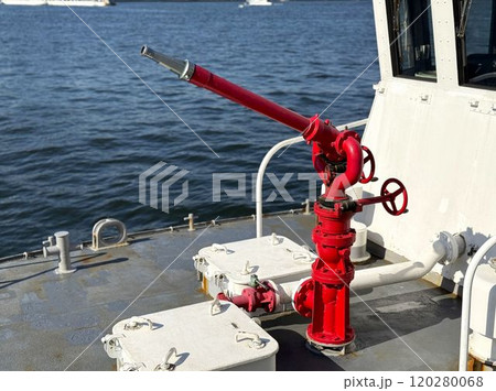 海上保安庁の船の放水銃 120280068
