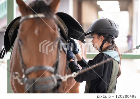 乗馬の準備をする女の子 120280498