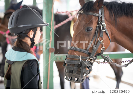 見つめ合う馬と子供 見つめ合う馬と子供 120280499