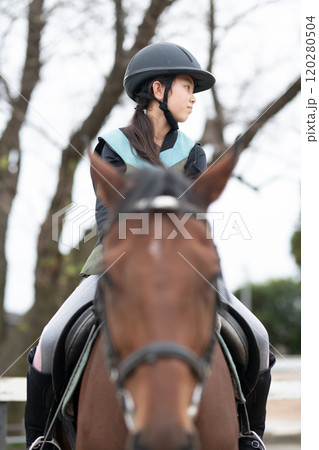 乗馬を楽しむ女の子 乗馬を楽しむ女の子 120280504